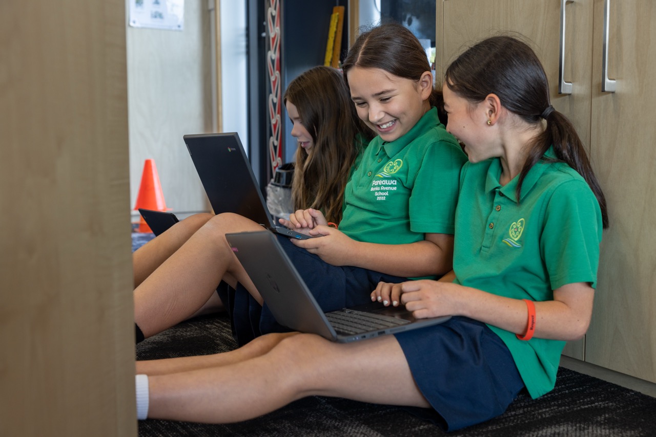 Pareawa Banks Avenue School students working together on laptops